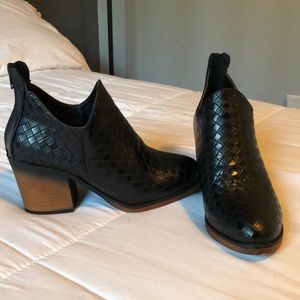 Wooden heal, Scaled boots